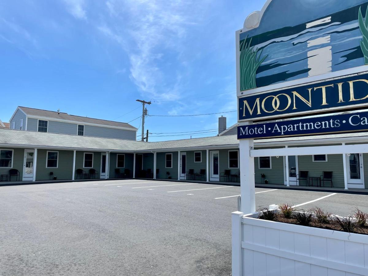 an empty parking lot in front of a motel at Moontide Motel, Apartments, and Cabins in Old Orchard Beach