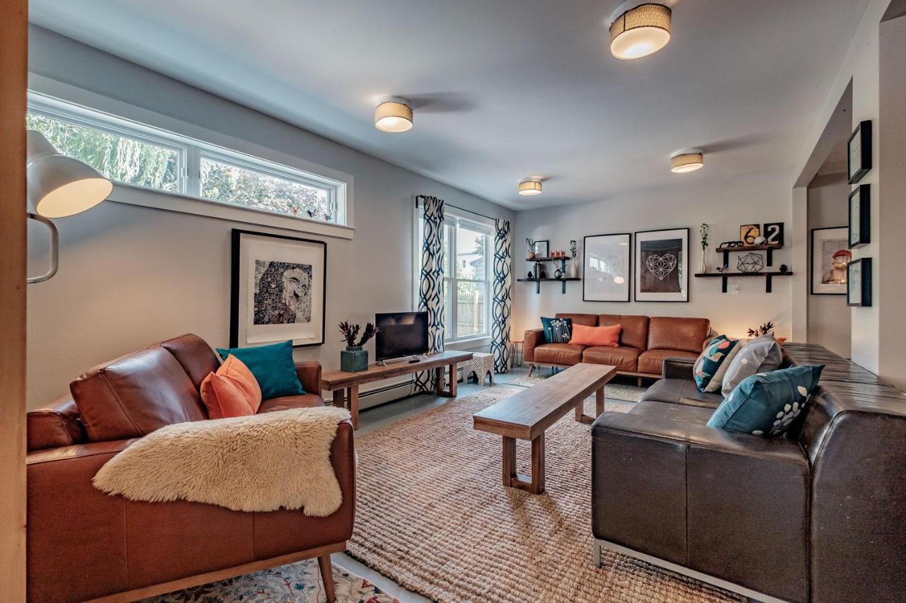 a living room with leather couches and a tv at Monument Garden SWEET in Portland
