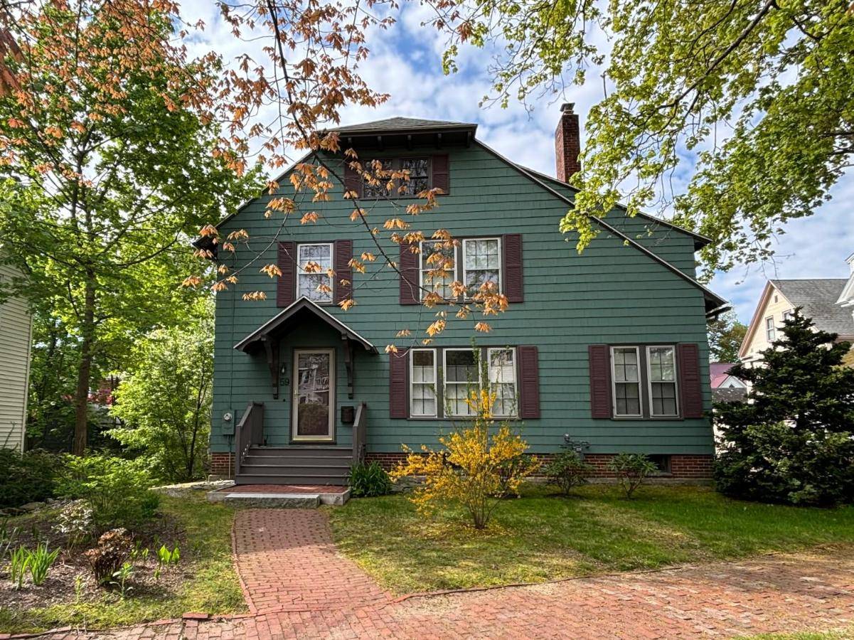a green house with a gambrel at The Highland House in Portland